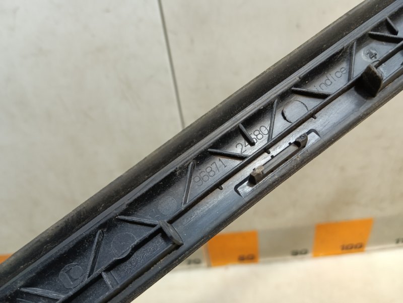 Молдинг лобового стекла