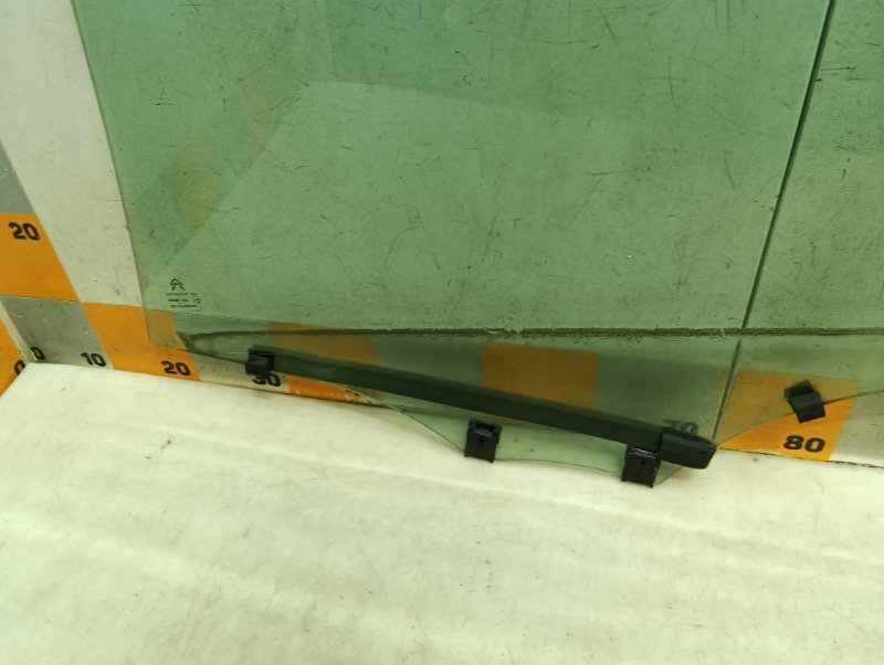 Стекло двери задней правой