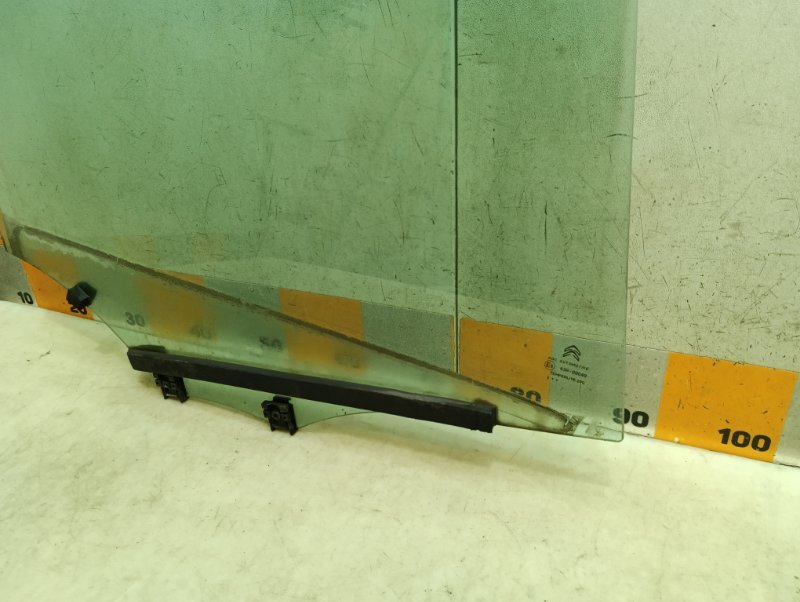 Стекло двери задней правой