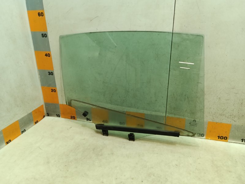 Стекло двери задней правой