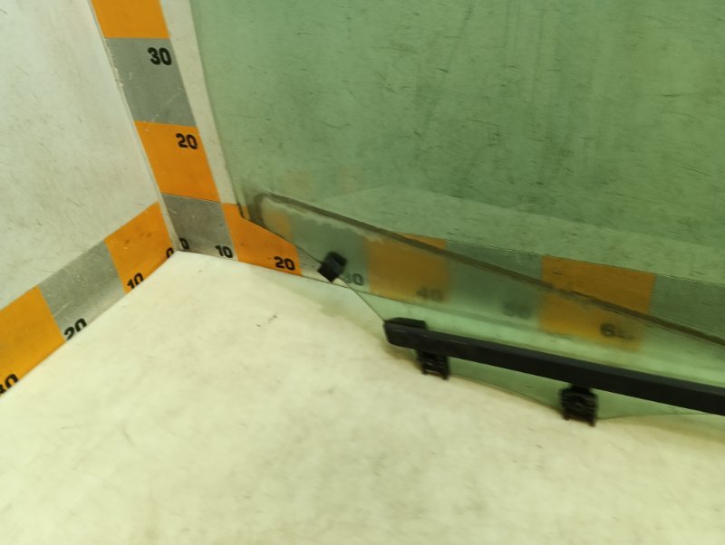 Стекло двери задней правой