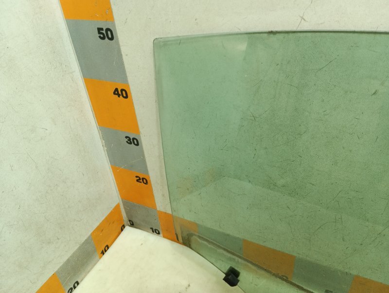 Стекло двери задней правой