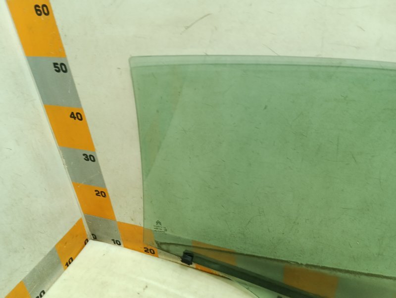 Стекло двери задней правой