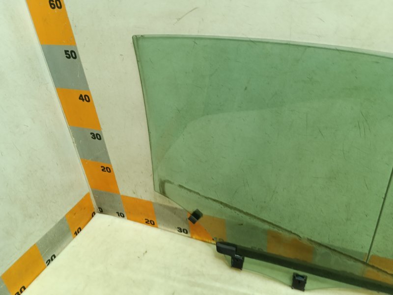 Стекло двери задней левой