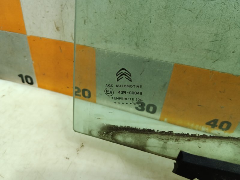 Стекло двери задней левой