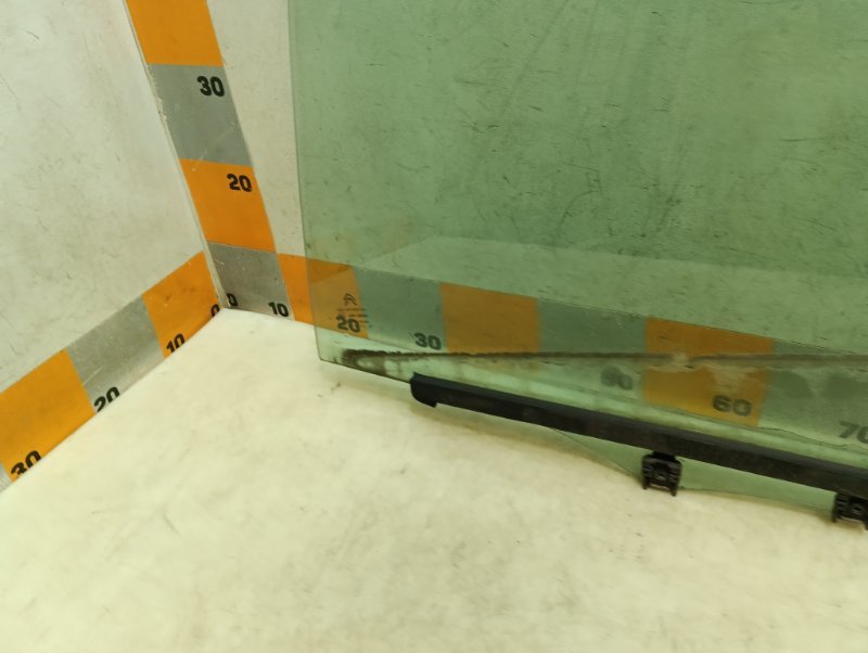 Стекло двери задней левой