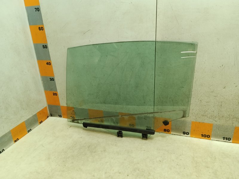 Стекло двери задней левой