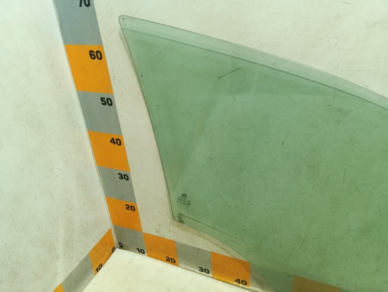 Стекло двери передней левой