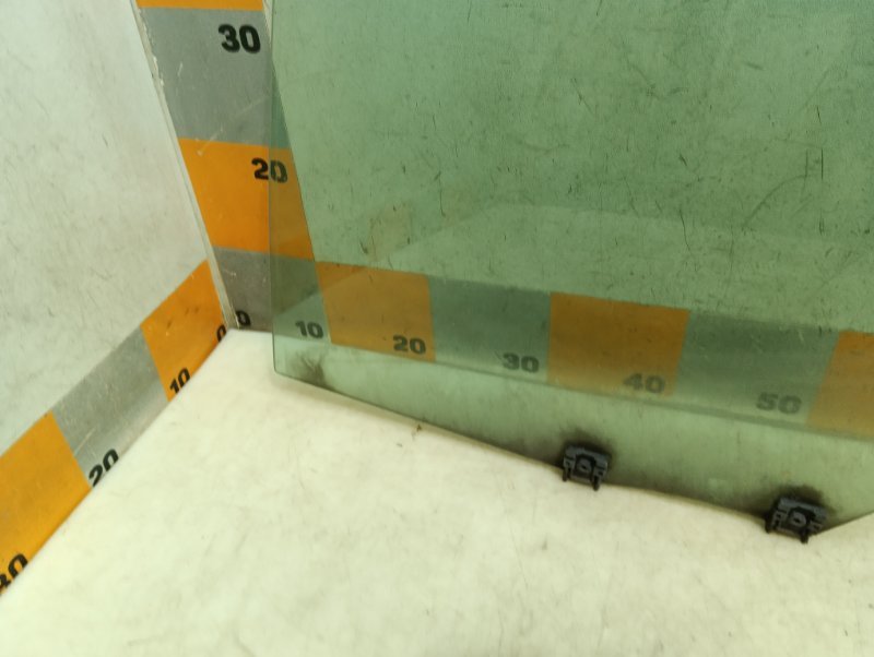 Стекло двери передней левой