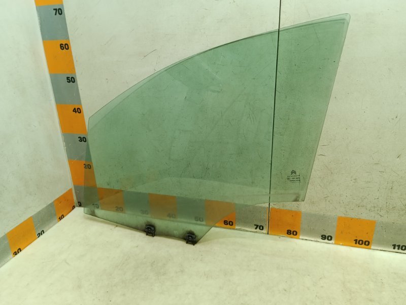 Стекло двери передней левой