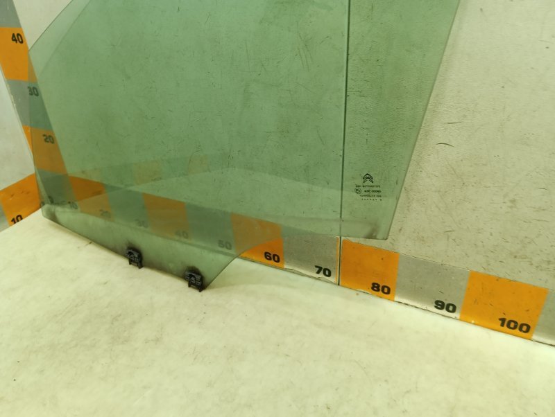 Стекло двери передней левой