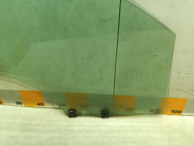 Стекло двери передней левой