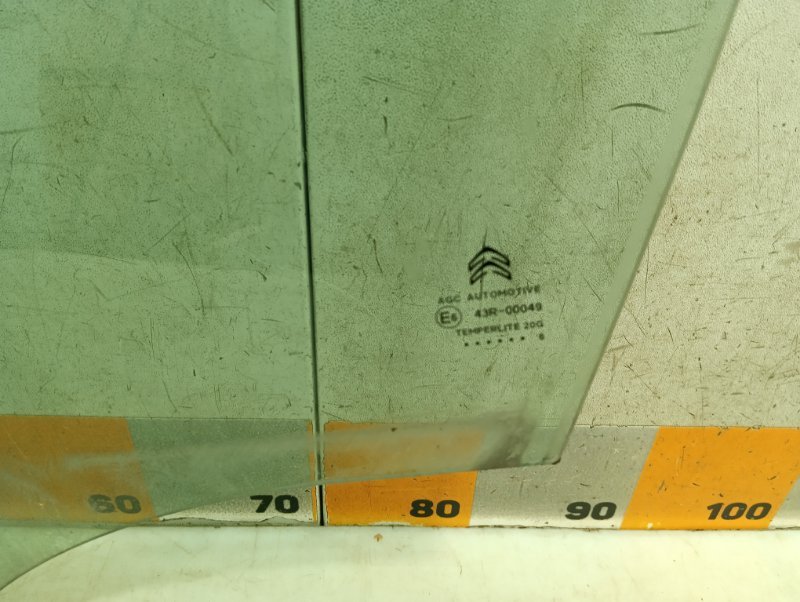 Стекло двери передней левой