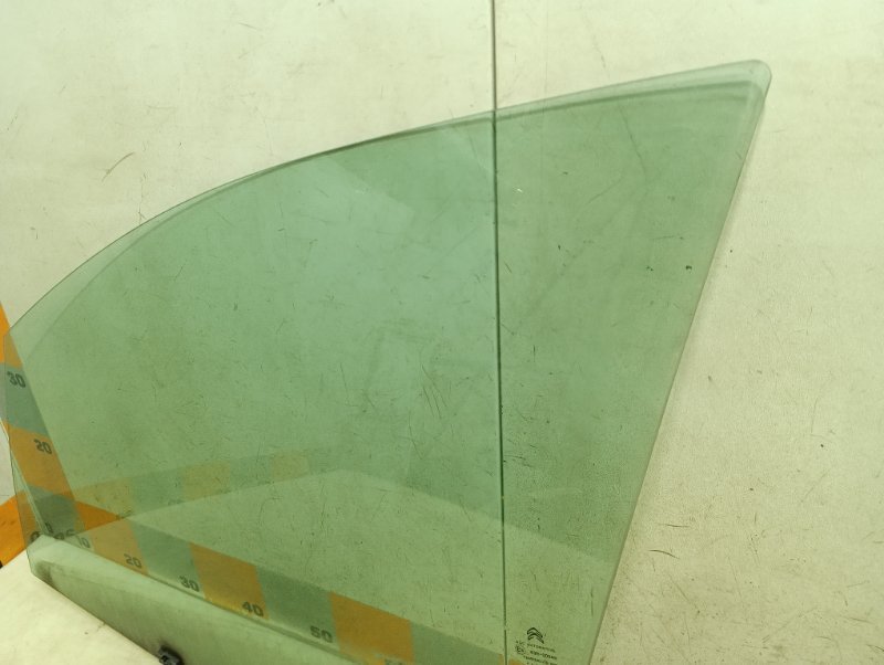 Стекло двери передней левой