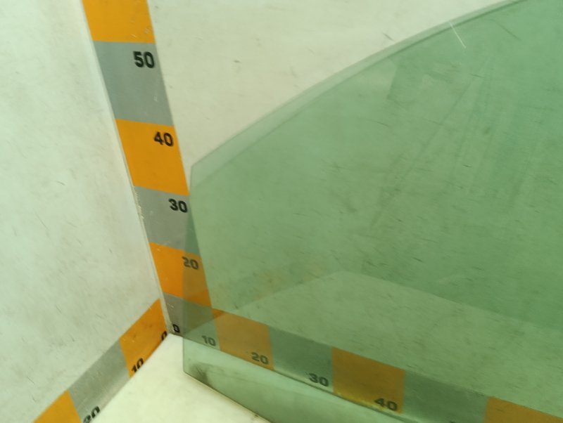 Стекло двери передней левой