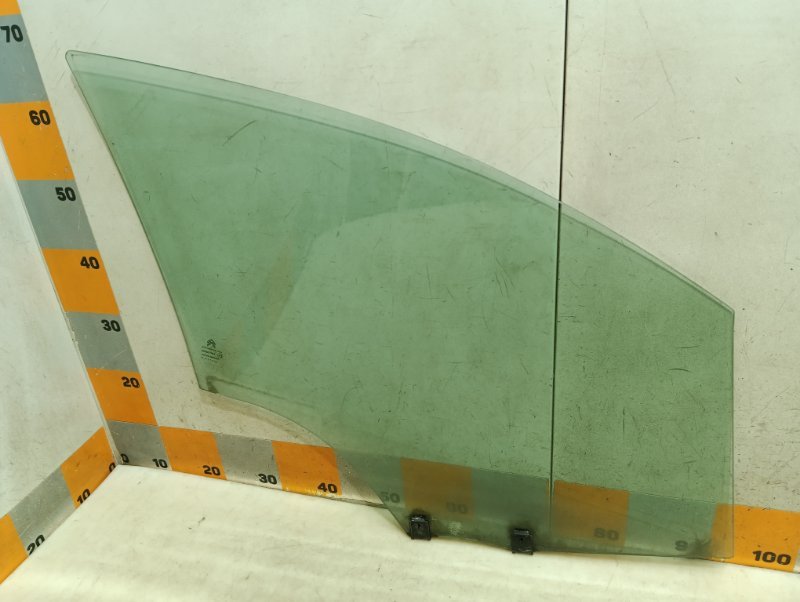 Стекло двери передней левой