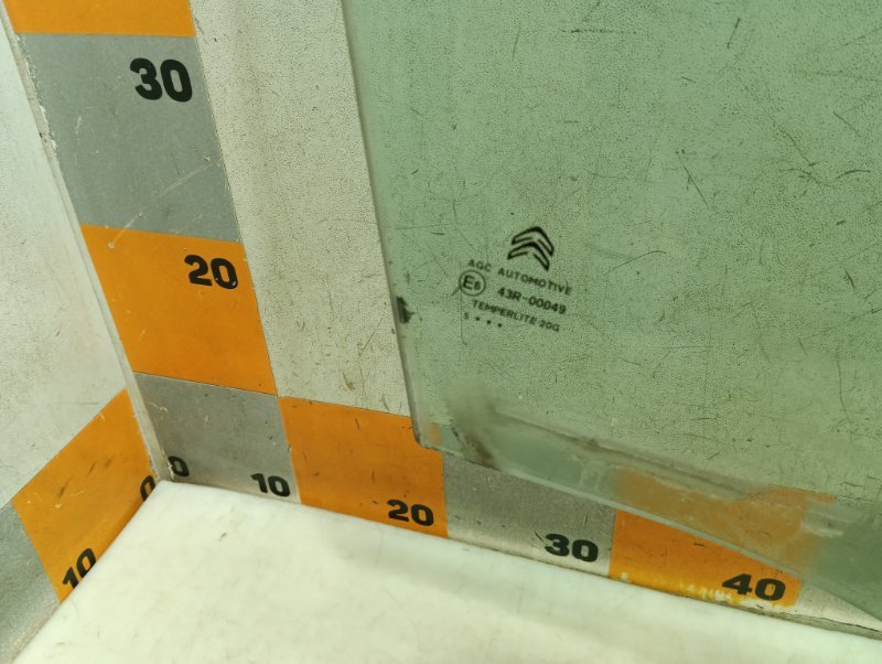 Стекло двери передней правой