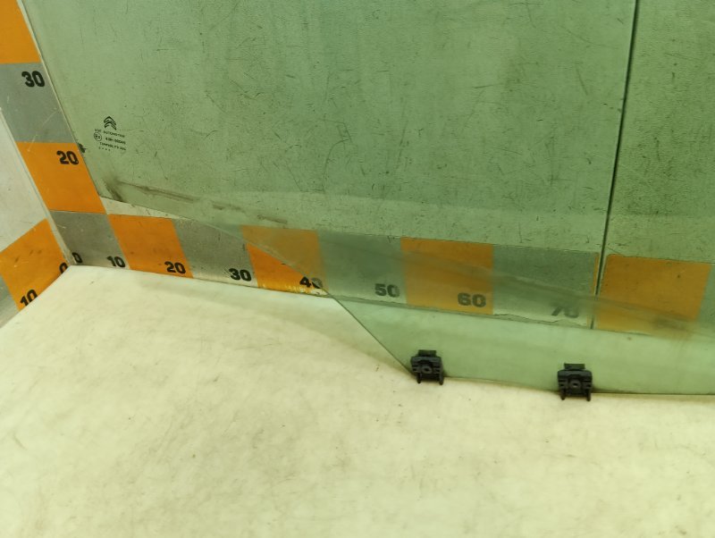 Стекло двери передней правой