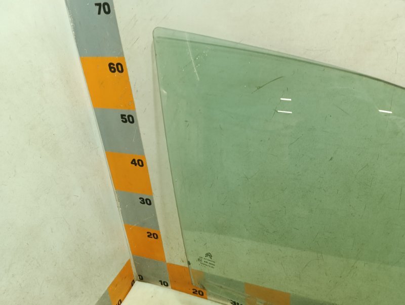 Стекло двери передней правой