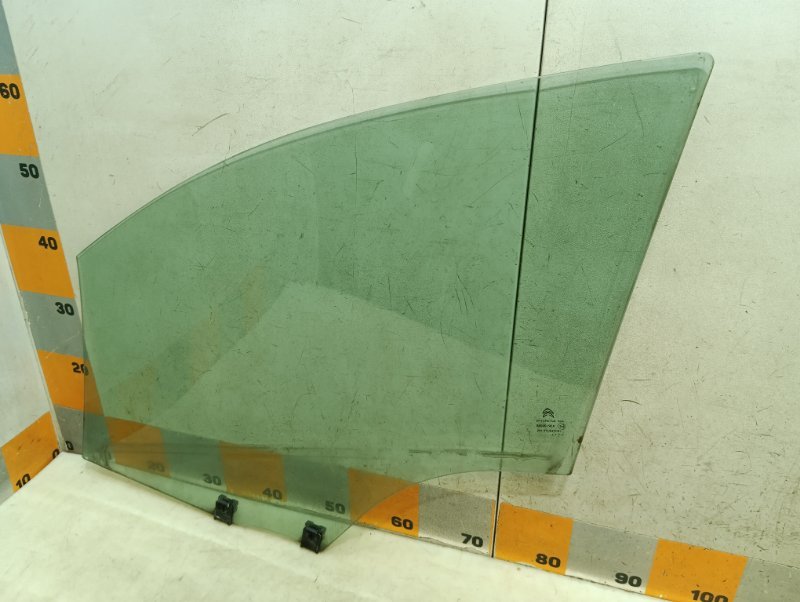 Стекло двери передней правой