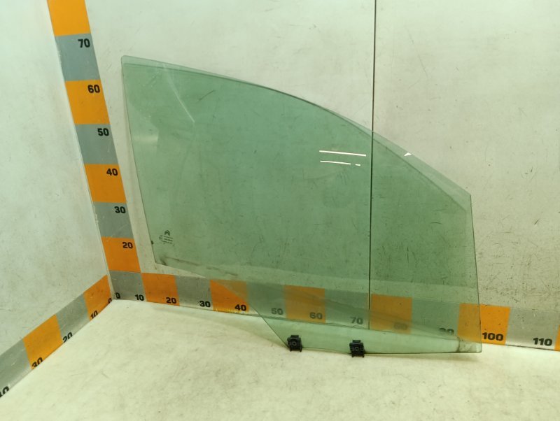 Стекло двери передней правой