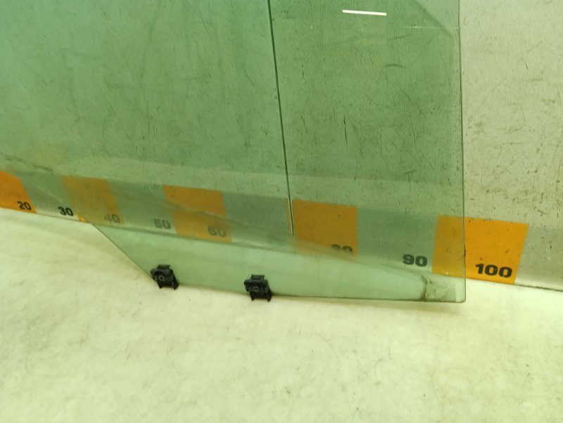 Стекло двери передней правой