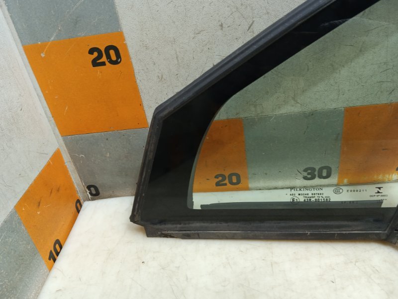 Стекло кузовное глухое левое