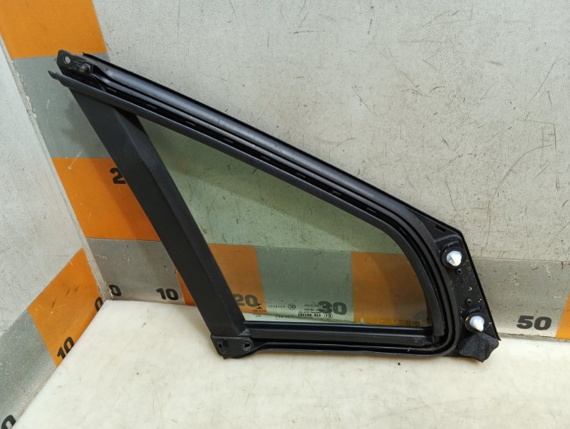 Стекло кузовное глухое левое
