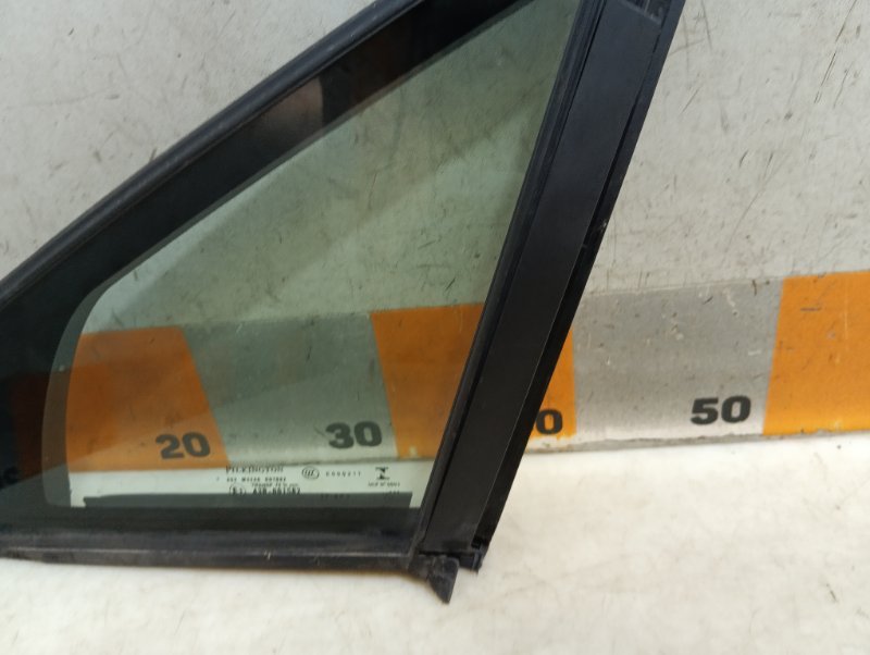 Стекло кузовное глухое левое