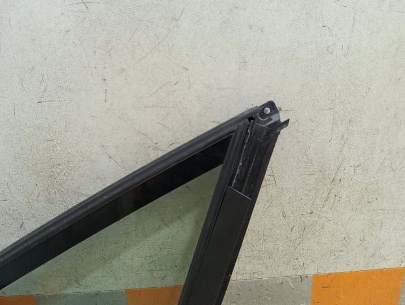 Стекло кузовное глухое левое