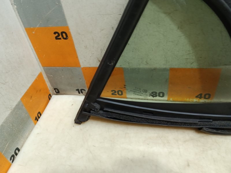 Стекло кузовное глухое левое