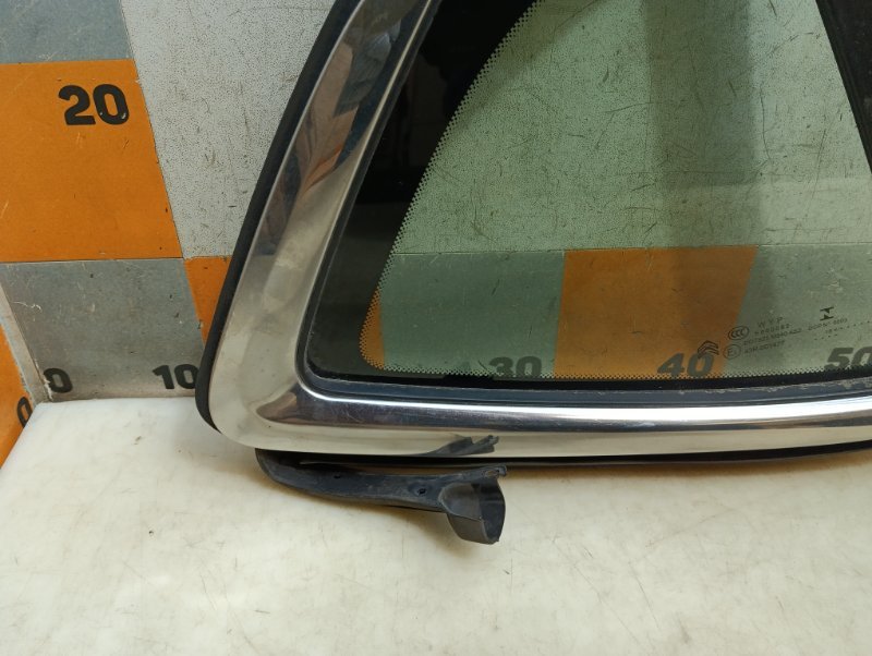 Стекло кузовное глухое левое