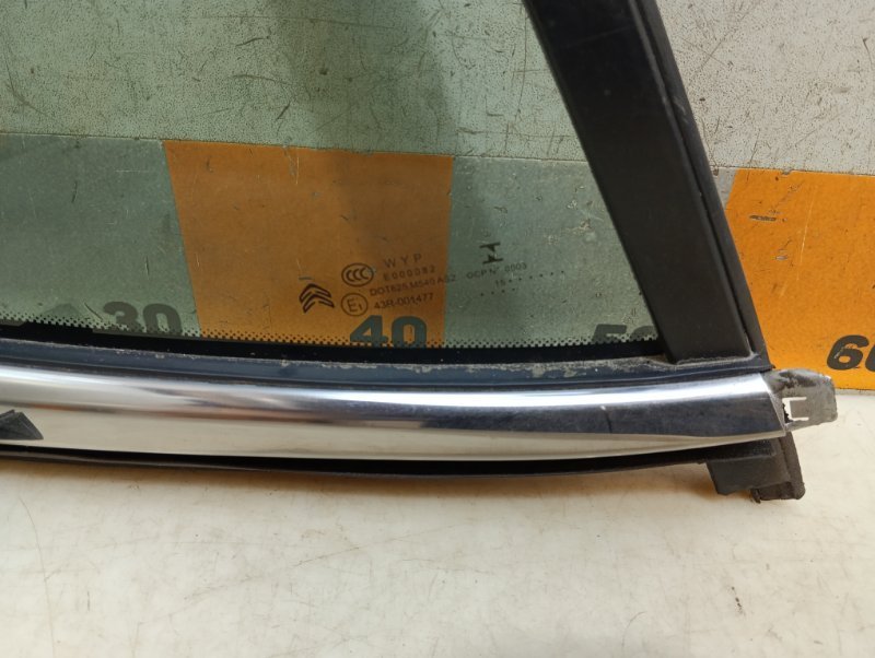 Стекло кузовное глухое левое