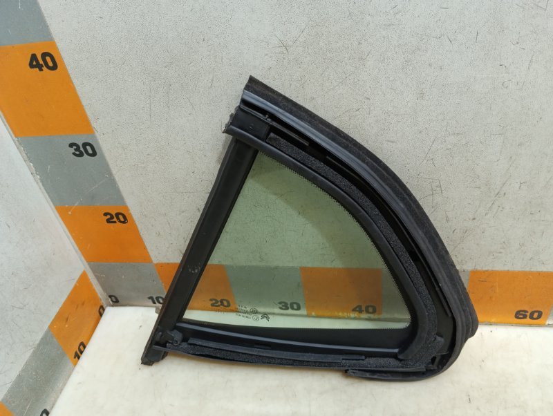 Стекло кузовное глухое левое