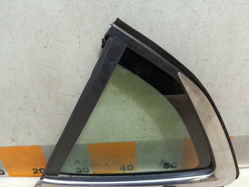 Стекло кузовное глухое левое
