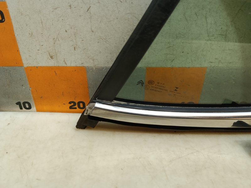 Стекло кузовное глухое левое