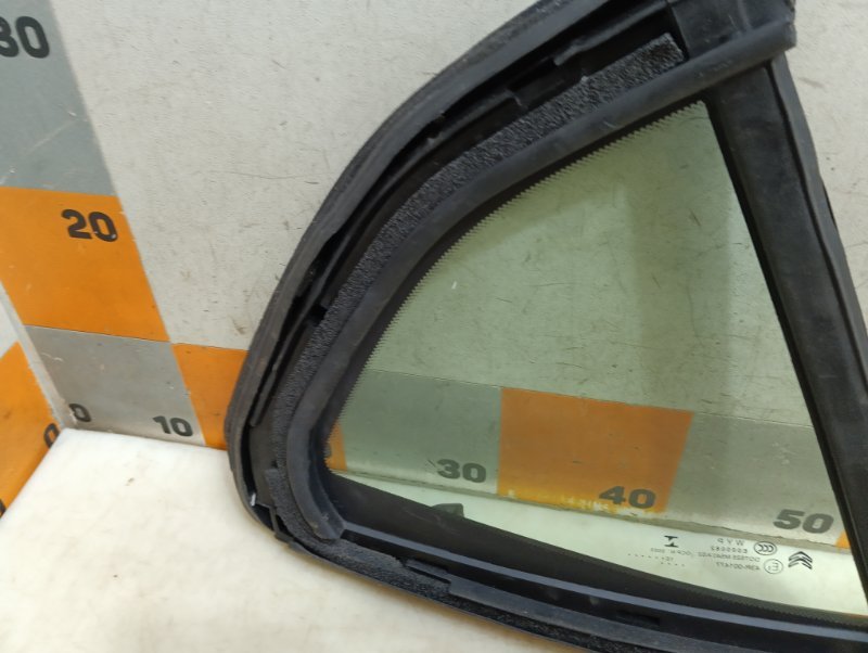 Стекло кузовное глухое левое