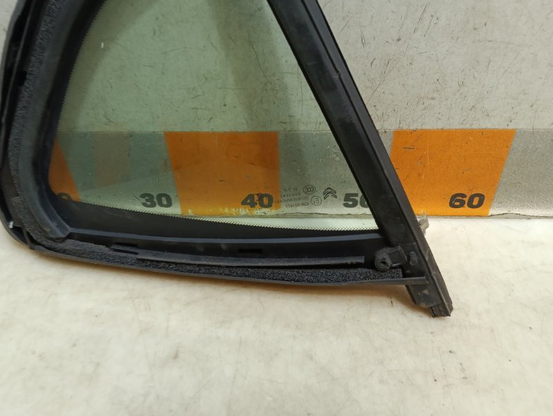 Стекло кузовное глухое левое