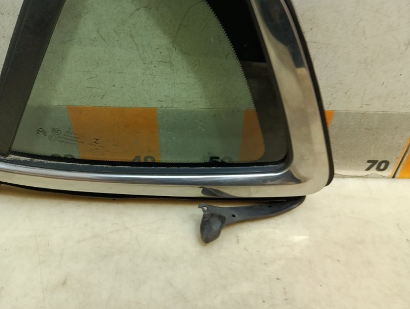 Стекло кузовное глухое левое