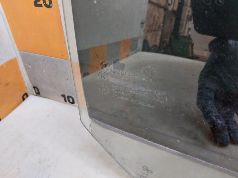 Стекло двери задней правой