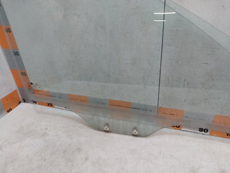 Стекло двери передней правой