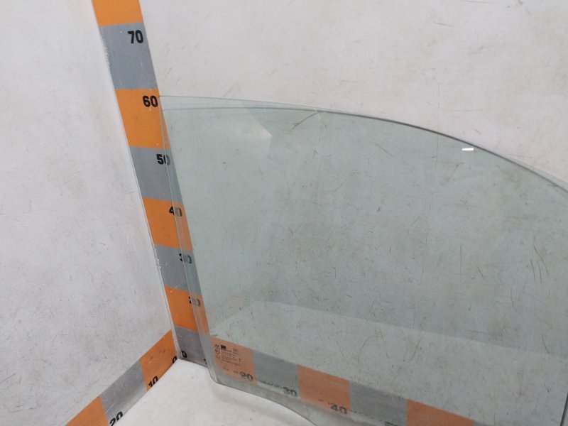 Стекло двери передней правой
