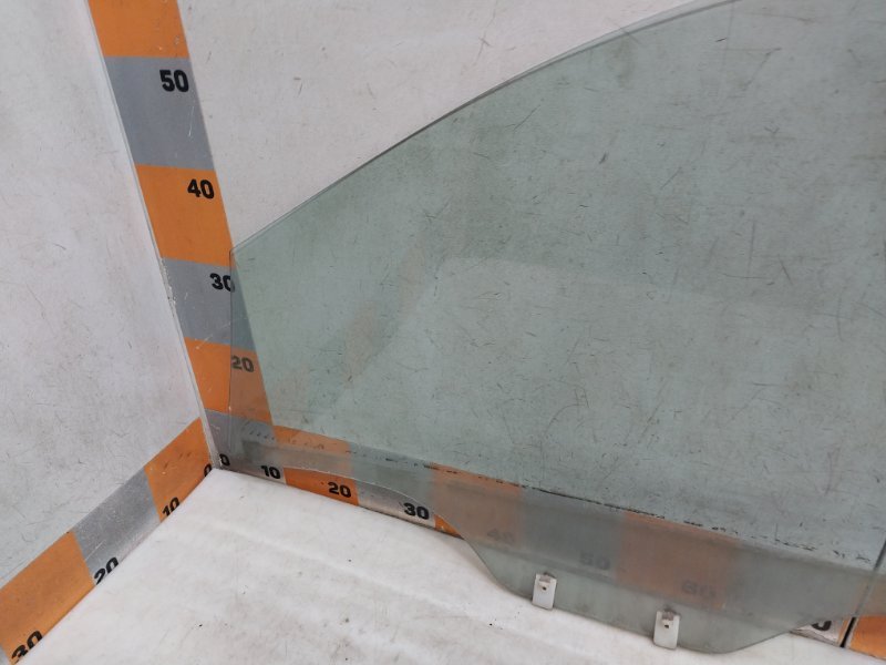 Стекло двери передней правой