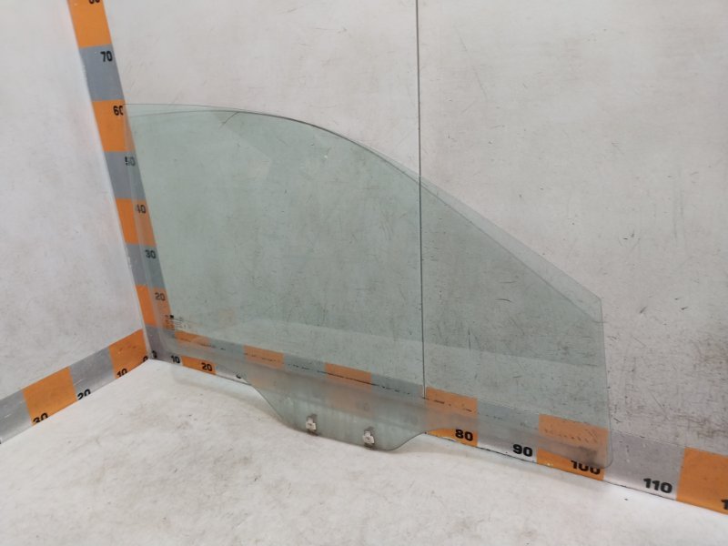 Стекло двери передней правой