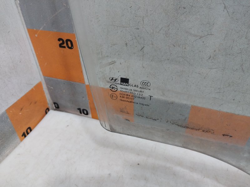 Стекло двери передней правой