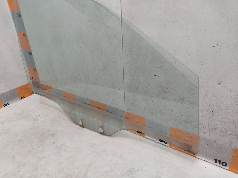 Стекло двери передней правой