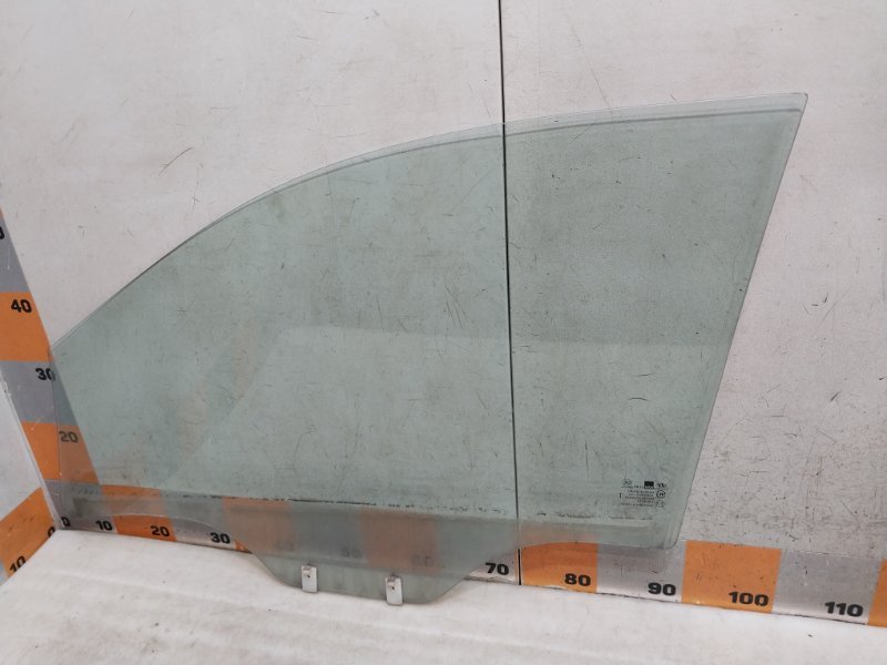 Стекло двери передней правой
