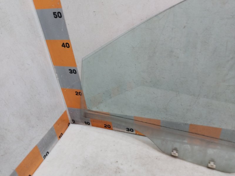 Стекло двери передней левой