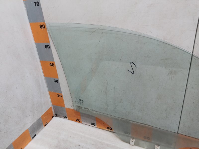 Стекло двери передней левой