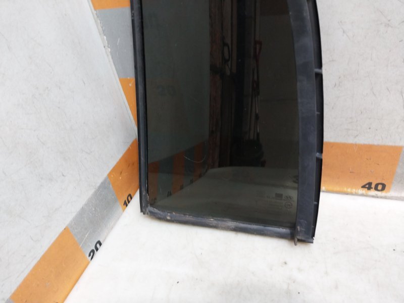 Стекло двери задней правой